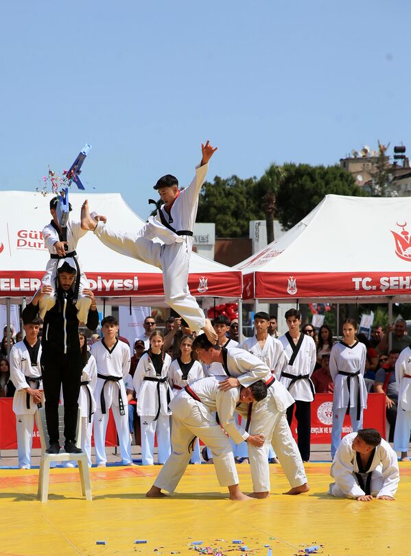 Manisa Cumhuriyet Meydanı&#x27;ndaki törende genç sporcular, tekvando, cimnastik, güreş ve judo gösterileri yaptı.  - Sputnik Türkiye