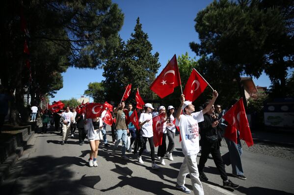 Çanakkale&#x27;de düzenlenen törenin ardından gençlerin katılımıyla bayrak yürüyüşü gerçekleştirildi. - Sputnik Türkiye