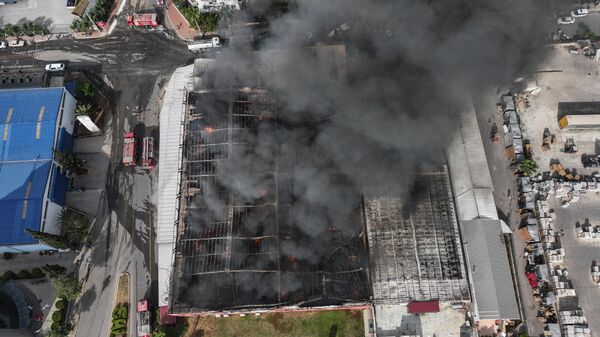 Mersin'deki fabrikada yangın: Ekipler müdahale ediyor  - Sputnik Türkiye