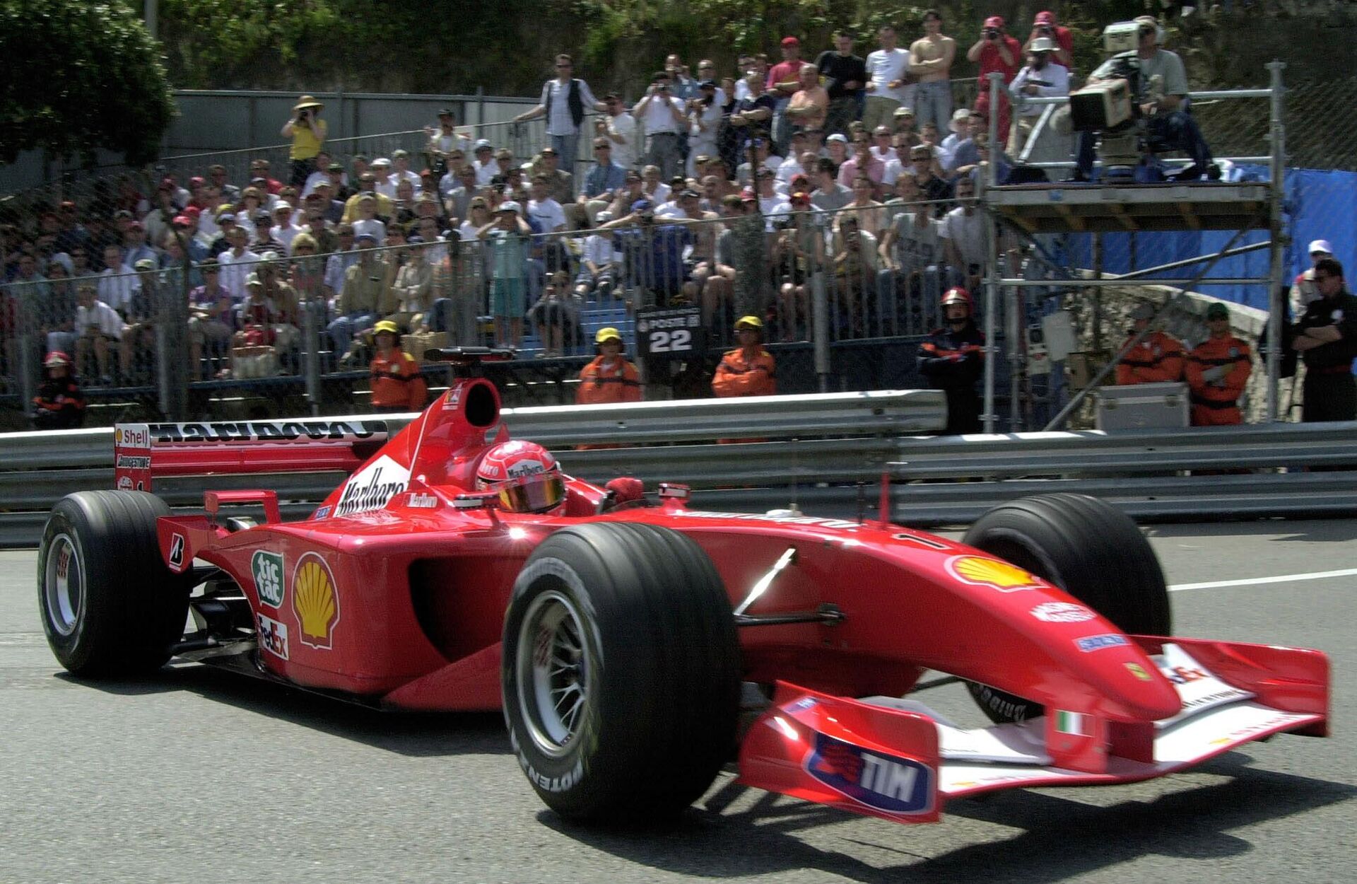 Michael Schumacher, Ferrari F2001 211 şasisi ile 24 Mayıs 2001'de sıralama turlarında görülüyor - Sputnik Türkiye, 1920, 21.05.2025