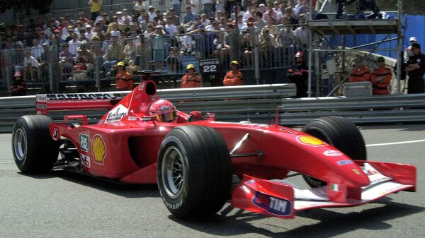 Michael Schumacher, Ferrari F2001 211 şasisi ile 24 Mayıs 2001'de sıralama turlarında görülüyor - Sputnik Türkiye