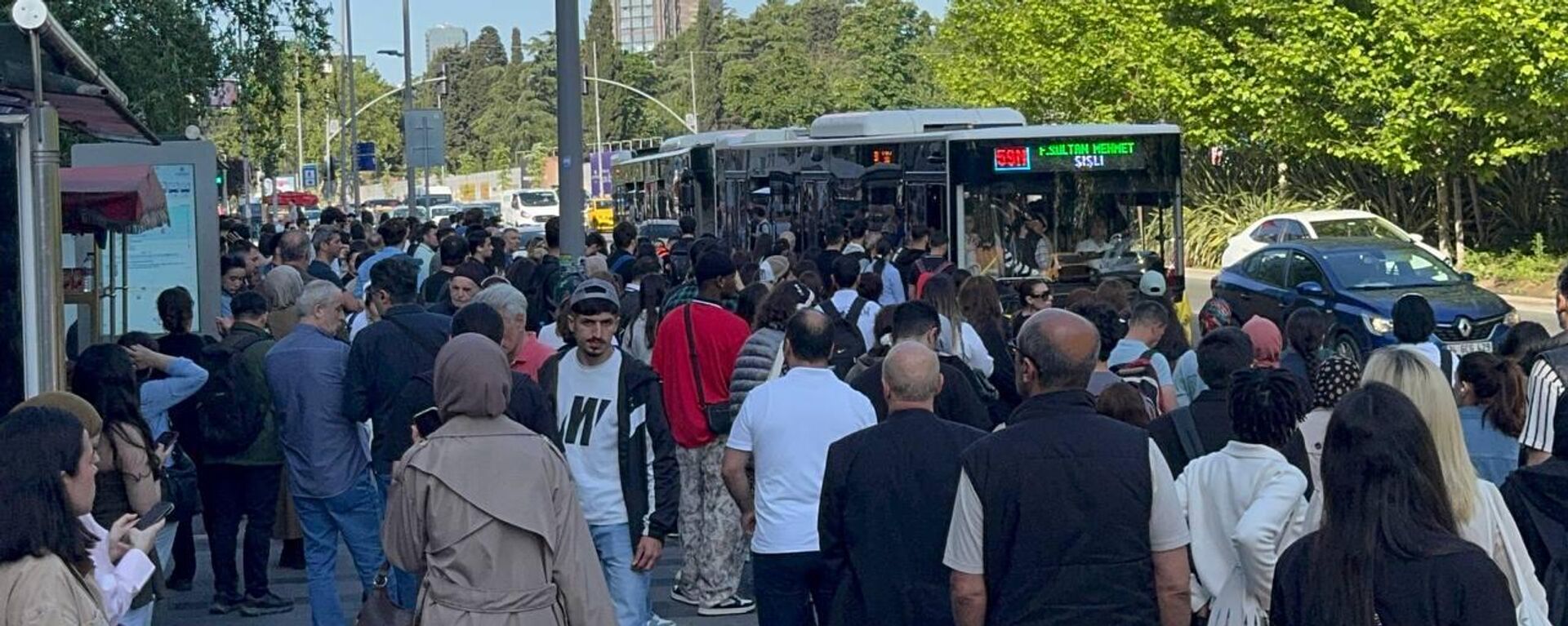 Özel halk otobüsleri kontak kapattı: Duraklarda sabah yoğunluğu yaşanıyor - Sputnik Türkiye, 1920, 22.05.2025