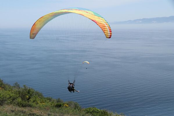 Öğrenciler, doğa sporları dersi kapsamında Tekirdağ’ın Uçmakdere bölgesinde yamaç paraşütü yaparak farklı bir deneyim yaşadı. - Sputnik Türkiye