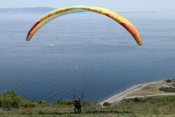 Öğrenciler, paraşüt pilotları eşliğinde 250 metrelik pistten uçuş yaptı. - Sputnik Türkiye