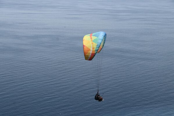 Öğrenciler, doğa sporları dersi kapsamında Tekirdağ’ın Uçmakdere bölgesinde yamaç paraşütü yaparak farklı bir deneyim yaşadı. - Sputnik Türkiye