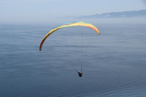Uçmakdere&#x27;de mavi ile yeşilin buluştuğu güzellikleri gökyüzünden izleme fırsatı bulduklarını söyleyen öğrenciler, yamaç paraşütünü herkesin bir kere yapması gerektiğini söyledi. - Sputnik Türkiye