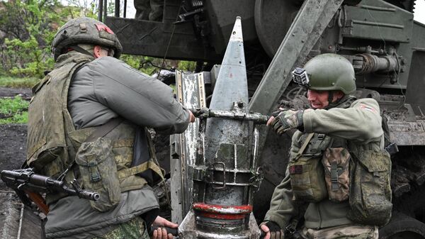 Боевая работа расчета САУ 2С7М Малка группировки войск Центр на Красноармейском направлении СВО - Sputnik Türkiye