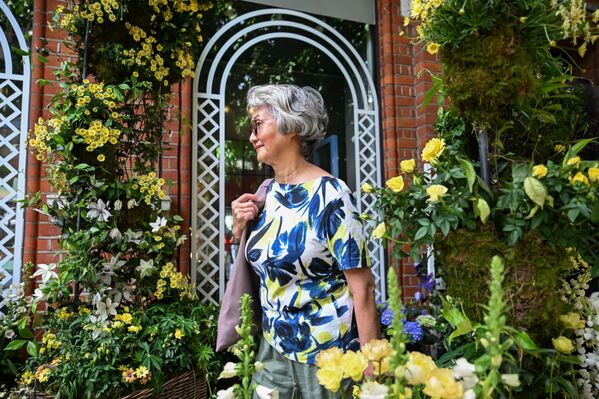 Şehrin ünlü Chelsea semtinde düzenlenen “Chelsea in Bloom” etkinliği kapsamında sokaklar, mağazalar ve kafeler binlerce çiçekle süslendi. - Sputnik Türkiye