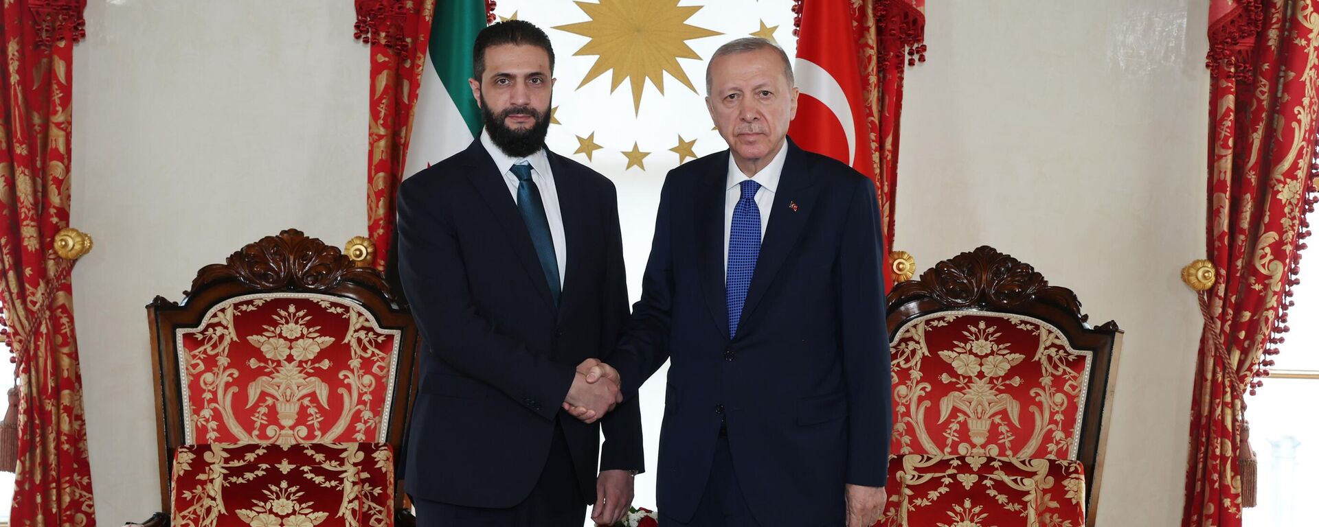 Cumhurbaşkanı Recep Tayyip Erdoğan, Cumhurbaşkanlığı Dolmabahçe Ofisi'nde Suriye Cumhurbaşkanı Ahmed Şara ile bir araya geldi.  - Sputnik Türkiye, 1920, 24.05.2025