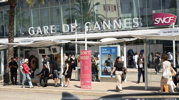 Fransa'nın Alpes-Maritimes bölgesinde, 78. Cannes Film Festivali'ne ev sahipliği yapan Cannes da dahil olmak üzere geniş bir alanda ciddi bir elektrik kesintisi yaşandı - Sputnik Türkiye