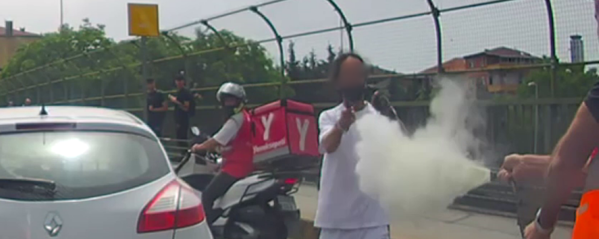 Trafik kavgası bıçakla alevlendi, yangın tüpüyle bastırıldı - Sputnik Türkiye, 1920, 25.05.2025