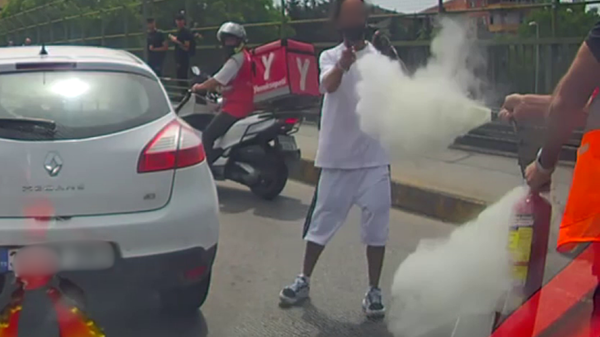 Trafik kavgası bıçakla alevlendi, yangın tüpüyle bastırıldı - Sputnik Türkiye