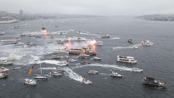 Galatasaray bayraklarıyla süslenen tekne Boğaz sularında renkli görüntülere sahne oldu. Binlerce taraftar, sahil boyunca toplanarak tezahüratlarla takımlarını selamladı. - Sputnik Türkiye