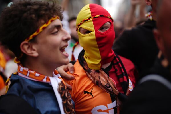 Galatasaray taraftarları, takımlarının şampiyonluk kutlamaları için Galatasaray Lisesi önünde toplandı. - Sputnik Türkiye