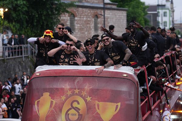 Galatasaray, Sarayburnu’ndan Yenikapı’ya şampiyonluk yolculuğuna çıktı. - Sputnik Türkiye