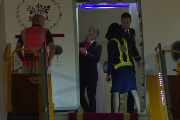 Fransa Cumhurbaşkanı Emmanuel Macron, 6 günlük Güneydoğu Asya turunun ilk ayağı kapsamında 25 Mayıs’ta Vietnam’ın başkenti Hanoi’ye gitti. Uçaktan inişten önce Brigitte’in, Macron’un yüzüne iki eliyle dokunarak kendisini ittiğini gösteren görüntüler dünya basınında yankı uyandırdı. - Sputnik Türkiye