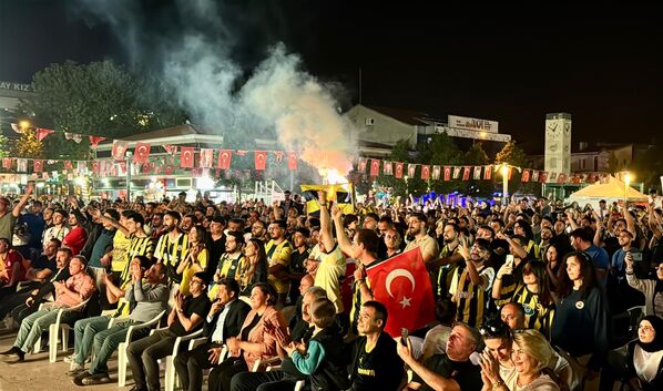 Taraftarlar, maçı Türkiye&#x27;nin birçok yerine kurulan dev ekranlardan izledi. - Sputnik Türkiye