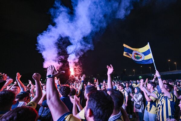 Basketbol THY Avrupa Ligi Dörtlü Final organizasyonunun şampiyonluk maçında Fenerbahçe Beko ile Monaco takımları, Birleşik Arap Emirlikleri&#x27;nin başkenti Abu Dabi&#x27;deki Etihad Arena&#x27;da karşılaştı. Ankara&#x27;da vatandaşlar, final mücadelesini Atatürk Orman Çiftliği&#x27;nde kurulan dev ekrandan izledi. Şampiyonluğun ardından vatandaşlar sevinç gösterisinde bulundu.  - Sputnik Türkiye