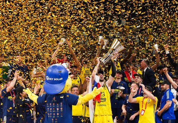 Sarı-lacivertli takımın kupasını, takım kaptanlarından Melih Mahmutoğlu, jest yaparak Marko Guduric&#x27;e verdi. Kupa, Sırp basketbolcunun ellerinde yükseldi. - Sputnik Türkiye