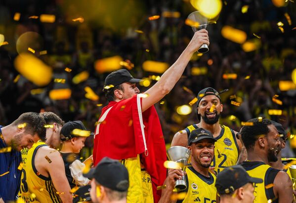 Fenerbahçe Beko&#x27;nun şampiyon olduğu anlarda Fenerbahçe Başkanı Ali Koç&#x27;un gözyaşlarını tutamadığı görüldü. Başantrenör Sarunas Jasikevicius şampiyonluk kutlamasını başkan Ali Koç&#x27;la sarılarak yaşadı. - Sputnik Türkiye