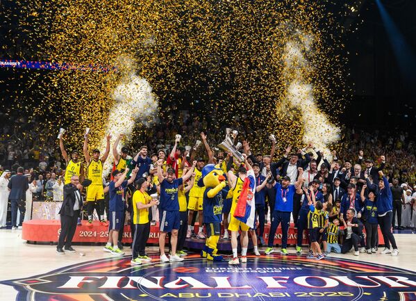 Rakibini 81-70 yenerek şampiyon olan Fenerbahçe Beko, maçtan sonra düzenlenen törenle kupasını aldı. - Sputnik Türkiye