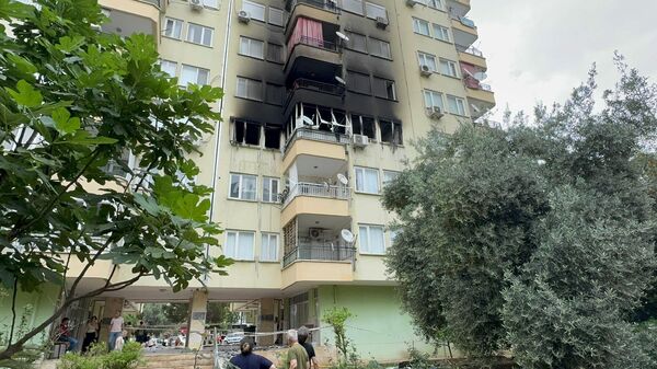 Antalya'da 15 katlı apartmanda yangın paniği: 6 kişi hastaneye kaldırıldı - Sputnik Türkiye