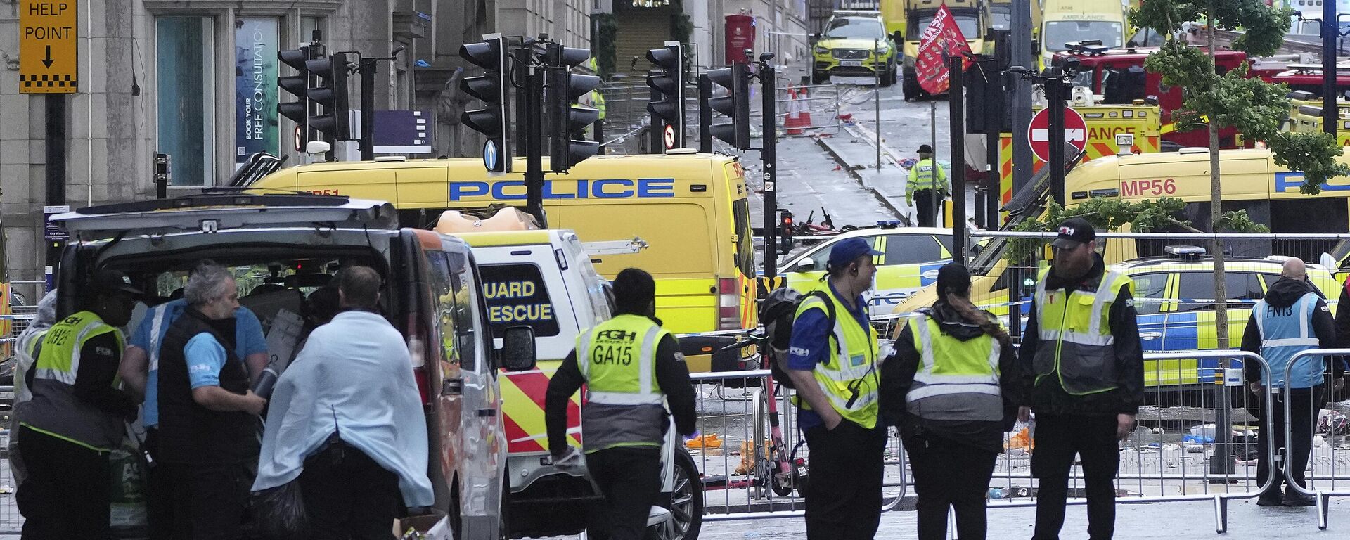 İngiltere'de araç yayaların arasına daldı - Sputnik Türkiye, 1920, 26.05.2025