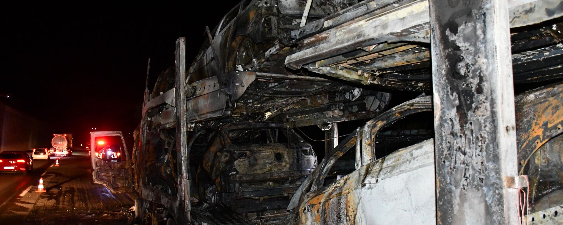 Milyonluk araçlar kullanılmaz hale geldi: Araç yüklü tırda yangın çıktı - Sputnik Türkiye, 1920, 27.05.2025