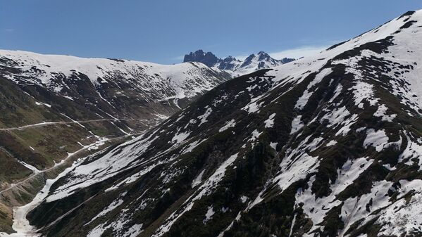 Yaylalara çıkan yolların açılmasıyla birlikte, yerli ve yabancı turistler de yavaş yavaş bölgeye gelmeye başlıyor. - Sputnik Türkiye