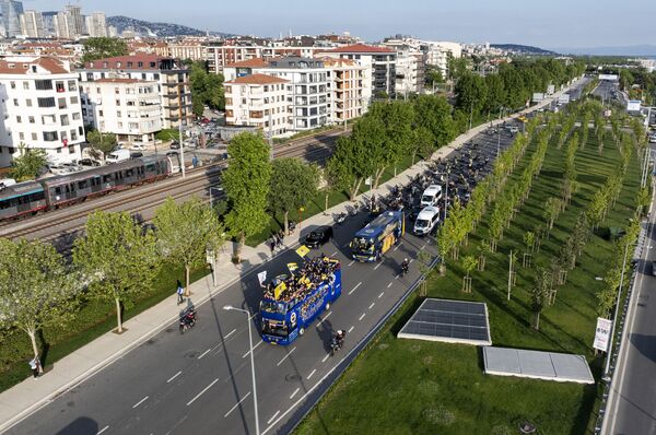 THY Avrupa Ligi’nde şampiyon olan Fenerbahçe Beko Erkek Basketbol Takımı, üstü açık otobüs ile şehir turu attı.  - Sputnik Türkiye