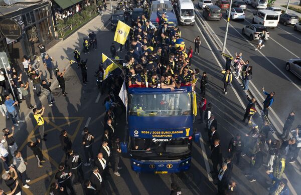 Fenerbahçe Beko, EuroLeague şampiyonluğunu Bağdat Caddesi&#x27;nde binlerce taraftarla kutladı. Kutlamalar nedeniyle bazı yollar trafiğe kapandı. - Sputnik Türkiye
