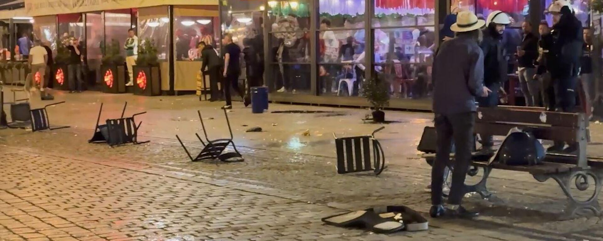 Real Betis ve Chelsea taraftarları arasında kavga çıktı - Sputnik Türkiye, 1920, 28.05.2025