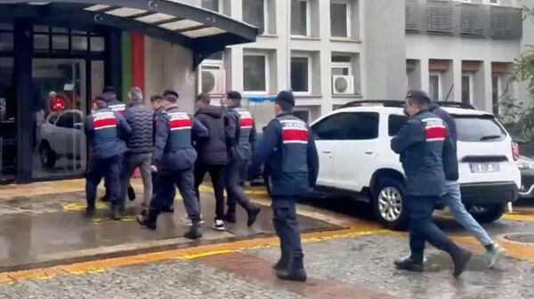 9 ilde yasa dışı bahis operasyonu: Banka hesaplarında 8,3 liralık hesap hareketi bulunan 144 şüpheli yakalandı - Sputnik Türkiye