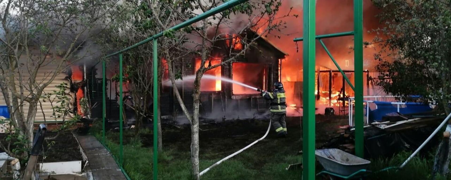 Rusya'nın Moskova Bölgesi'nde Ukrayna'nın İHA saldırısı sonucu bazı evlerde yangın çıktı - Sputnik Türkiye, 1920, 28.05.2025