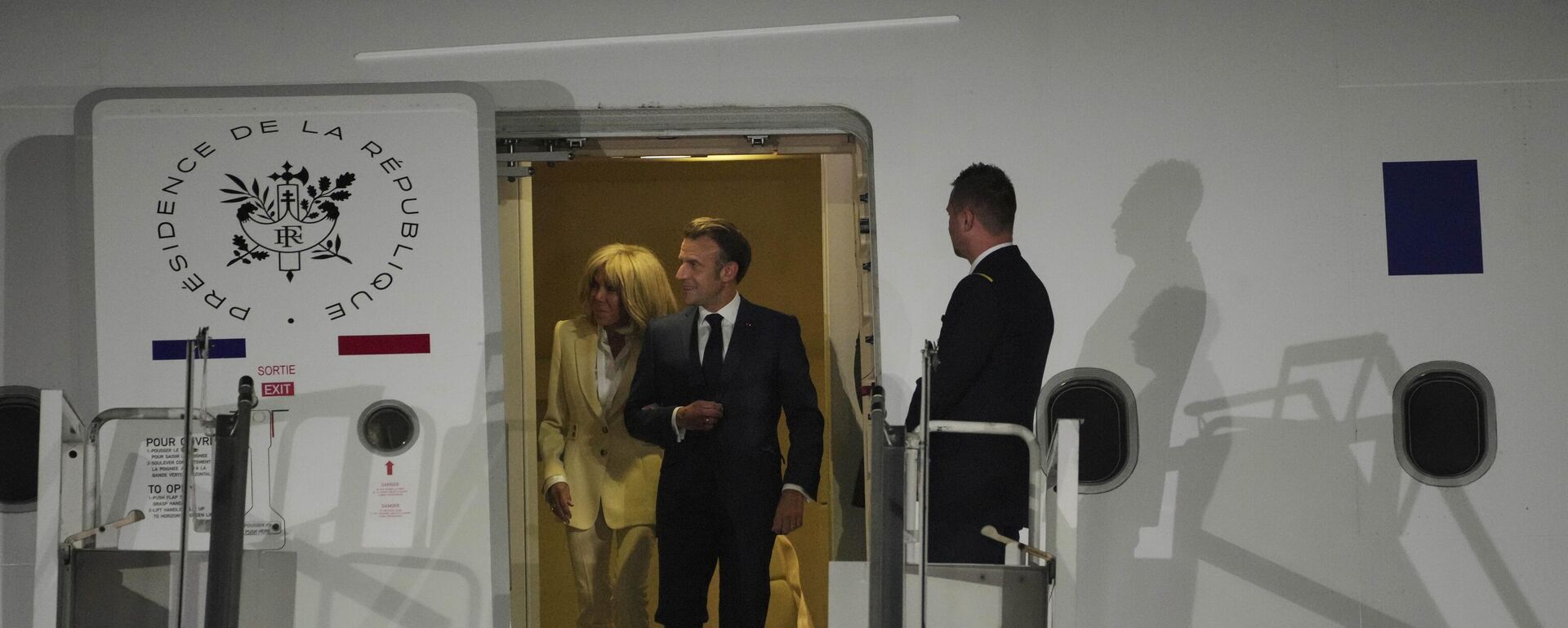 Emmanuel Macron ve eşi Brigitte Macron  - Sputnik Türkiye, 1920, 28.05.2025