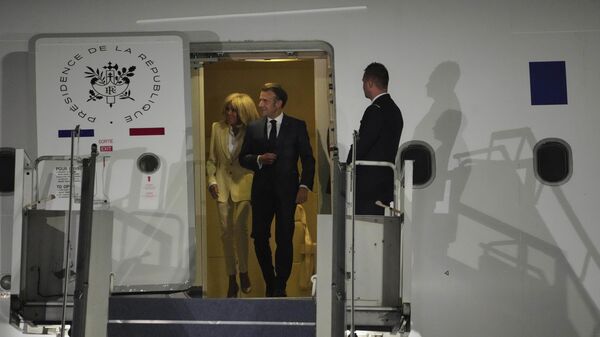 Emmanuel Macron ve eşi Brigitte Macron  - Sputnik Türkiye