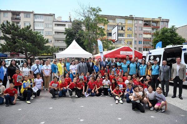 Öğrencilere sağlıklı beslenme, ilk yardım, sağlıklı yaşam ve spor alanlarında İl Sağlık Müdürlüğü personeli ve öğretmenler tarafından eğitimler verildiğini belirten Sezer, &quot;Çocuklarımız mutlu. Belki hayatlarında ilk kez doktorlarımızla, sağlık personelimizle beraber çalışıyorlar. Burada farkındalık oluşturmak çok önemli. Ağaç yaşken eğilir dediğimiz mesele bu. Çocuklarımızı daha küçük yaşlarda sağlıklı yaşamayla ilgili olarak bilgilendirmek çok önemli&quot; dedi. - Sputnik Türkiye