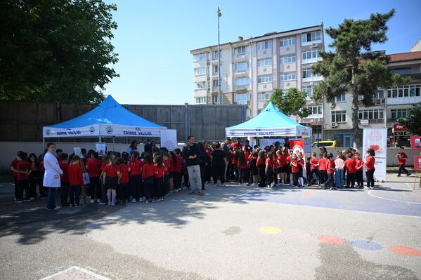 Öğrencilerin, acil yardım, kalp masajı, bayılma ve heimlich manevrası hakkında paylaştığı bilgiler ilgiyle izlendi. - Sputnik Türkiye