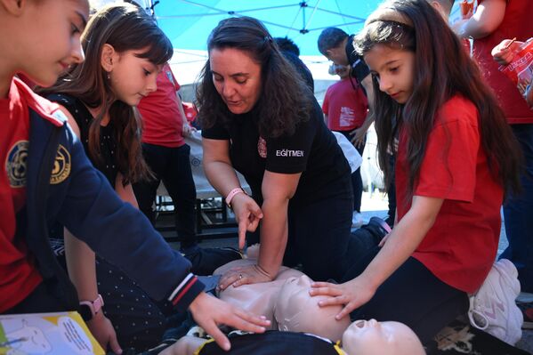 Edirne Valisi Yunus Sezer de stantları gezerek bilgi aldığı öğrencileri çalışmalarından dolayı tebrik etti. - Sputnik Türkiye