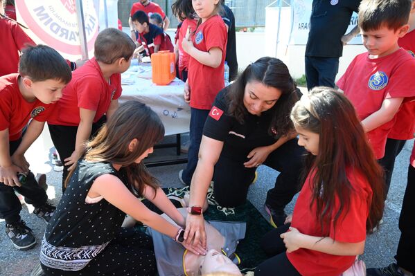 Edirne&#x27;de bulunan Şükrüpaşa İlkokulu&#x27;nda, Sağlık ve Milli Eğitim bakanlıkları arasında okul sağlığı hizmetlerinin etkin şekilde yürütülmesini sağlamak için imzalanan &quot;Sağlıklı Çocuk, Sağlıklı Gelecek&quot; işbirliği protokolü kapsamında eğitim düzenlendi. - Sputnik Türkiye