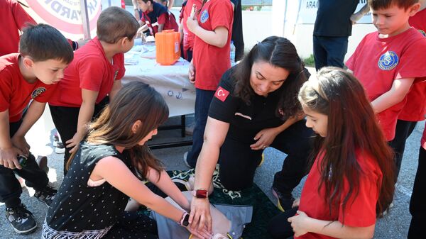Edirne'de ilkokul öğrencileri sağlıklı yaşam konusunda bilinçlendirildi - Sputnik Türkiye