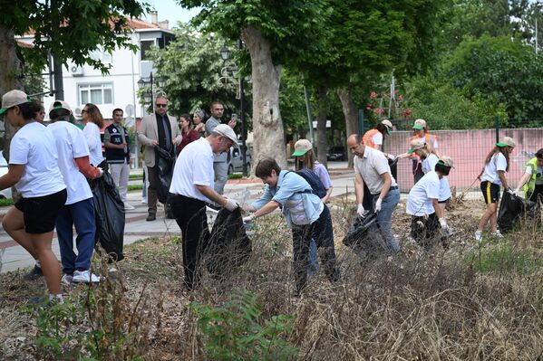 Edirne&#x27;de çevre temizliği yapan kadınlar, ardından dostluk maçında karşı karşıya geldi. - Sputnik Türkiye