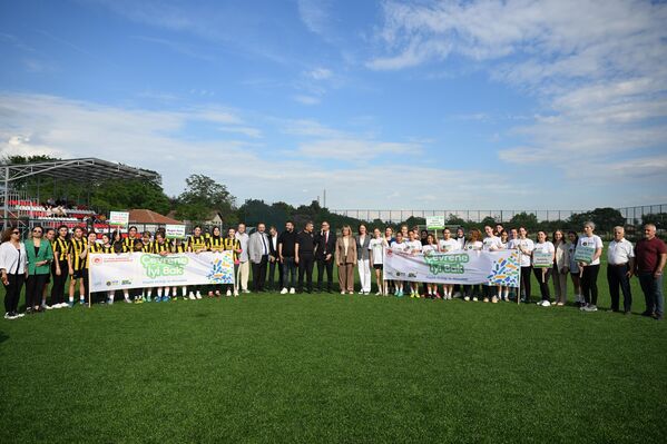 Müdürlüğün kadın personelinden oluşan futbol takımı ile Karaağaç Arda Spor kadın futbol takımı, etkinlik kapsamında Karaağaç Mahallesi girişinde bir araya gelerek çevre temizliği yaptı. - Sputnik Türkiye