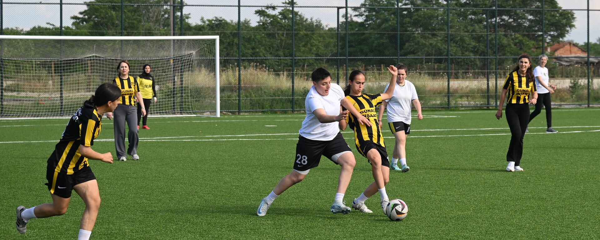 Edirne'de kadınlar çevre temizliğinin ardından dostluk maçı yaptı - Sputnik Türkiye, 1920, 30.05.2025