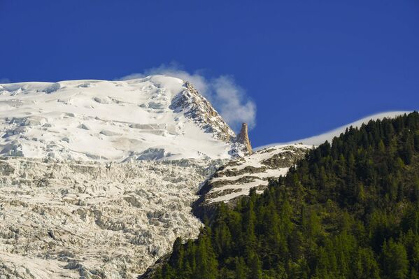 Yetkililer, bu doğal barajın yıkılması durumunda alçak rakımlı yerleşimlerde ciddi sel baskınları yaşanabileceği uyarısında bulunuyor. Gampel ve Steg kasabaları risk altında. - Sputnik Türkiye
