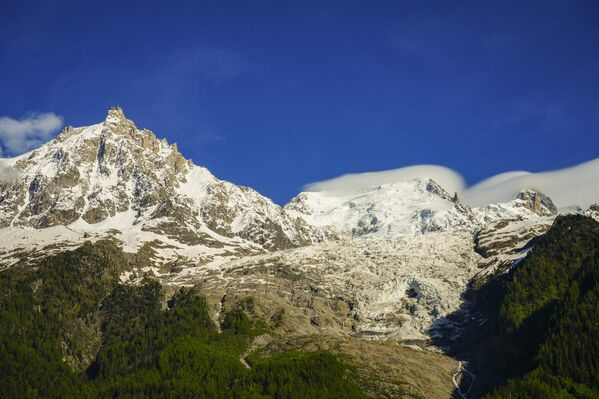 Felaket yalnızca köyle sınırlı kalmadı. Heyelanla birlikte Lonza Nehri&#x27;nin yatağı tıkandı ve bölgede yeni bir göl oluştu. - Sputnik Türkiye