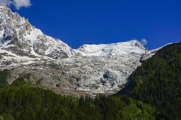 İsviçre’nin güneyindeki Valais kantonunda bulunan Blatten köyü, dağ yamacından kopan kaya kütlelerinin Birch Buzulu’na çarpmasıyla tetiklenen dev bir çökme sonucu büyük bir felakete sahne oldu. - Sputnik Türkiye