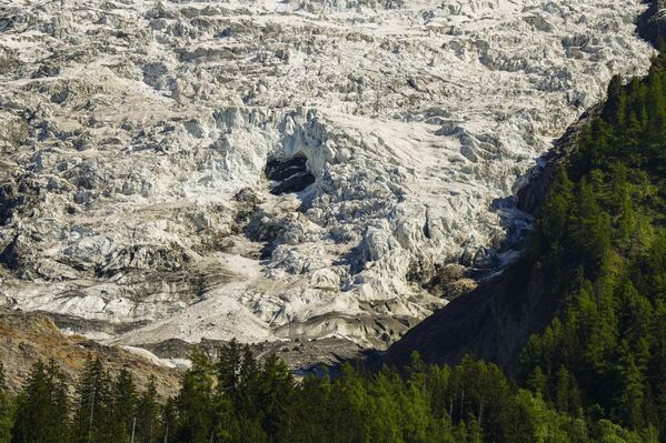 28 Mayıs sabahı meydana gelen olayda milyonlarca metreküp kaya, çamur ve buz köyün üzerine aktı. Blatten’in neredeyse tamamı enkazla kaplanırken, doğal afet sonrası bölgede bir doğa haritası değişti. - Sputnik Türkiye