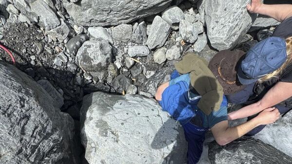 Alaska'da bir adam 300 kiloluk kaya parçasının altında tam 3 saat boyunca kaldı - Sputnik Türkiye