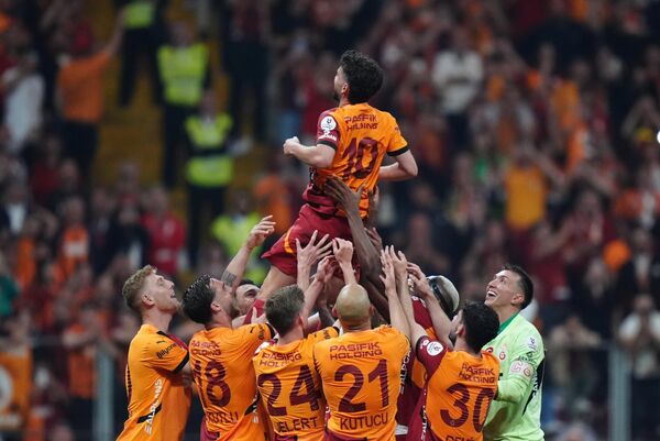 Galatasaray’da son maçına çıkan oyuncu Dries Mertens&#x27;i, takım arkadaşları omuzlarına aldı. - Sputnik Türkiye